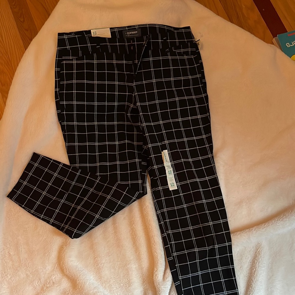 Old Navy mid rise, pixie ankle length pants.